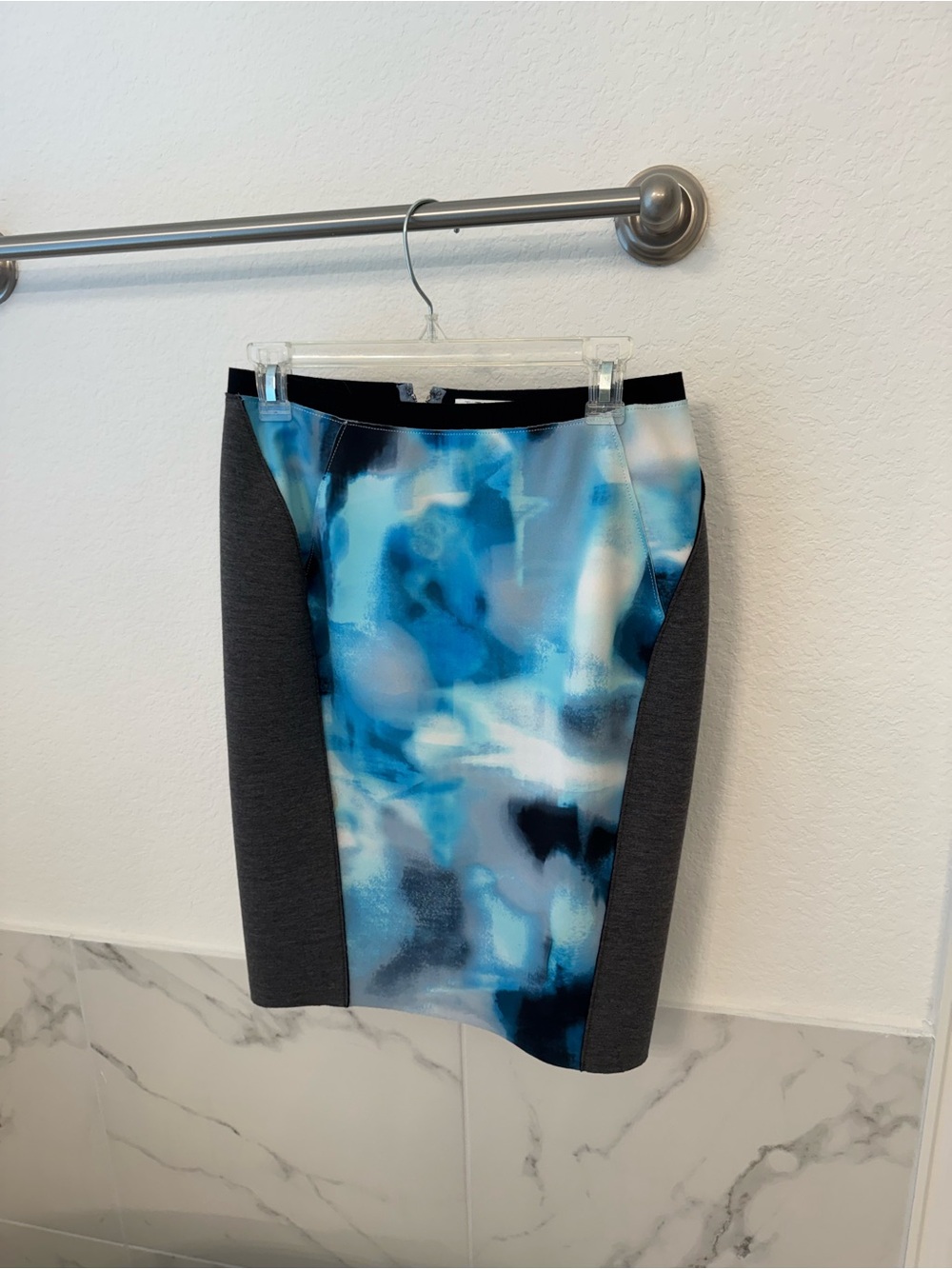 T Tahari Blue Abstract Print Pencil Skirt with Charcoal Panels